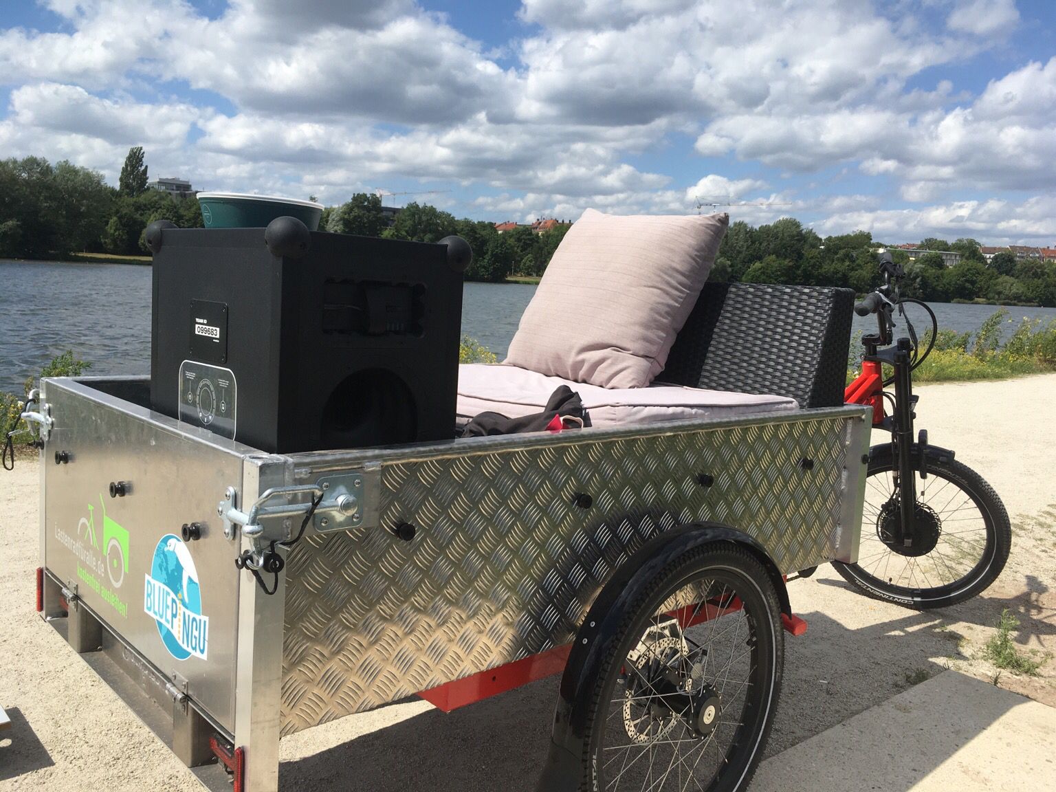 Lastenrad Musketier mit Lounge-Sofa und Soundboks am Wörthersee.