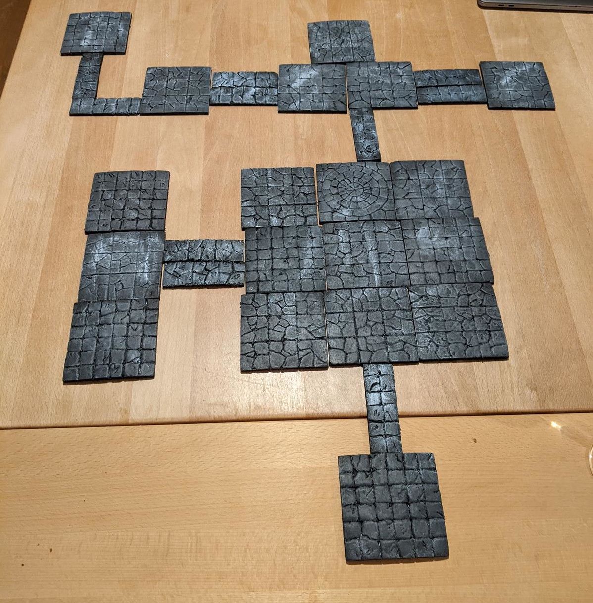 Ein Tisch voller dungeon tiles aus styropor platten